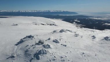 Bulgaristan 'ın Sofya kentinin Cherni Vrah tepesi yakınlarındaki Vitosha Dağı' nın hava kışı manzarası