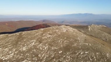 Bulgaristan 'ın Kyustendil Bölgesi' nin Viden Tepesi yakınlarındaki Konyavska dağının hava manzarası