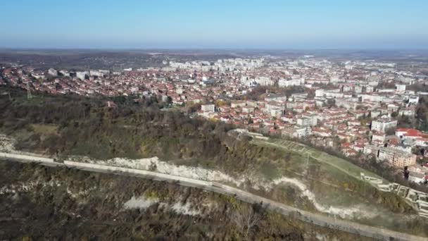 불가리아 몬타나에 요새의 폐허를 공중에서 내려다본 — 비디오
