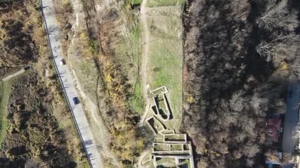 Vue Aérienne Des Ruines Ancienne Fortification Castra Montanensium Dans Ville — Video