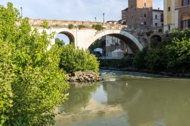 Roma, İtalya - 22 Haziran 2017: Castello Caetani, Tiber Nehri'ne ve Pons Fabricius Roma, İtalya, Amazing