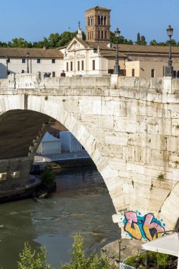 Roma, İtalya - 22 Haziran 2017: Tiber Nehri ve Pons Cestius Roma, İtalya, Amazing