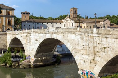 Roma, İtalya - 22 Haziran 2017: Tiber Nehri ve Pons Cestius Roma, İtalya, Amazing