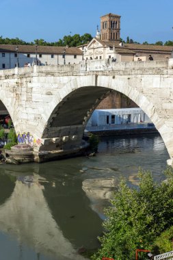 Roma, İtalya - 22 Haziran 2017: Tiber Nehri ve Pons Cestius Roma, İtalya, Amazing
