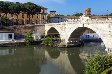 Roma, İtalya - 22 Haziran 2017: Tiber Nehri ve Pons Cestius Roma, İtalya, Amazing