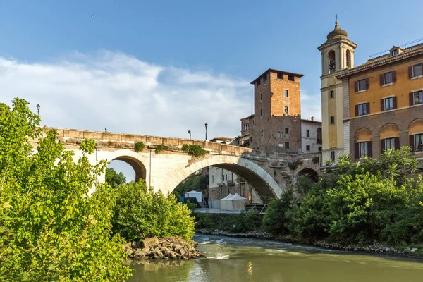 Roma, İtalya - 22 Haziran 2017: Castello Caetani, Tiber Nehri'ne ve Pons Fabricius Roma, İtalya, Amazing