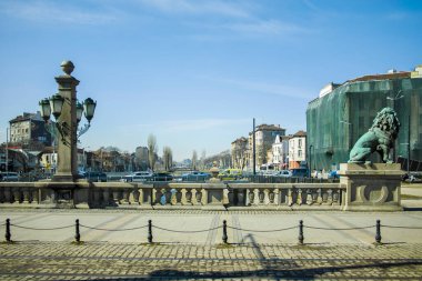 SOFYA, BULGARIA - 25 Şubat 2022: Vladaya Nehri üzerindeki Aslan Köprüsü Panoraması, Sofya, Bulgaristan