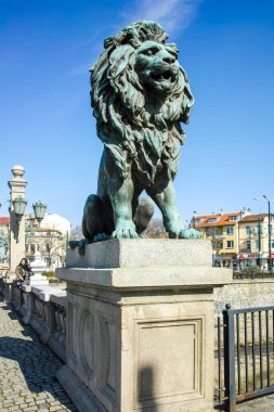 SOFYA, BULGARIA - 25 Şubat 2022: Vladaya Nehri üzerindeki Aslan Köprüsü Panoraması, Sofya, Bulgaristan
