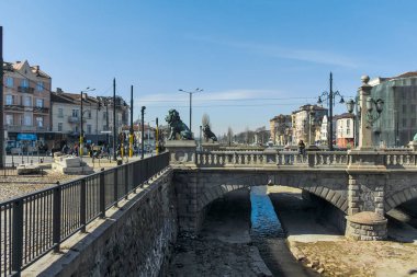 SOFYA, BULGARIA - 25 Şubat 2022: Vladaya Nehri üzerindeki Aslan Köprüsü Panoraması, Sofya, Bulgaristan