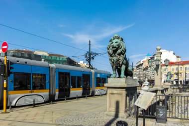 SOFYA, BULGARIA - 25 Şubat 2022: Vladaya Nehri üzerindeki Aslan Köprüsü Panoraması, Sofya, Bulgaristan