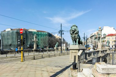 SOFYA, BULGARIA - 25 Şubat 2022: Vladaya Nehri üzerindeki Aslan Köprüsü Panoraması, Sofya, Bulgaristan
