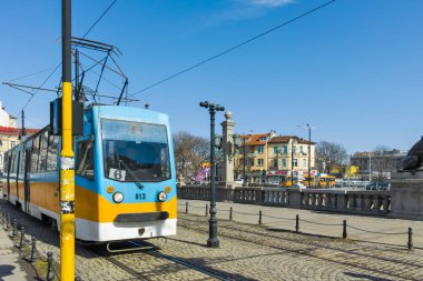 SOFYA, BULGARIA - 25 Şubat 2022: Vladaya Nehri üzerindeki Aslan Köprüsü Panoraması, Sofya, Bulgaristan