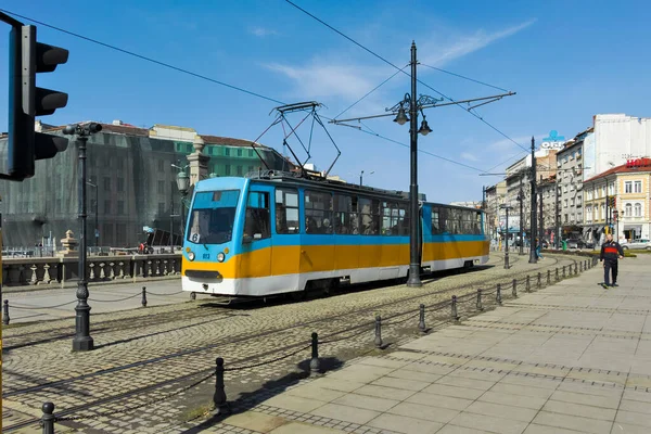 SOFYA, BULGARIA - 25 Şubat 2022: Vladaya Nehri üzerindeki Aslan Köprüsü Panoraması, Sofya, Bulgaristan