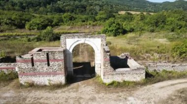 Bulgaristan 'ın Lomets, Lovech bölgesi yakınlarındaki Sostra antik Roma kalesinin hava manzarası