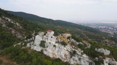 Bulgaristan 'ın Filibe Bölgesi Asenovgrad yakınlarındaki Selanik Kilisesi' nden Aziz Demetrius 'un hava manzarası