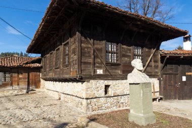 KOPRIVSHTITSA, BULGARIA - 25 Ocak 2020: Bulgaristan 'ın Sofya Bölgesi Koprivshtitsa kentindeki Tipik Sokak ve eski evler