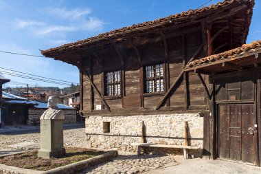 KOPRIVSHTITSA, BULGARIA - 25 Ocak 2020: Bulgaristan 'ın Sofya Bölgesi Koprivshtitsa kentindeki Tipik Sokak ve eski evler