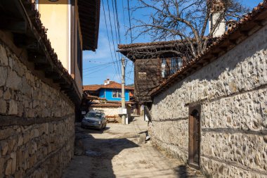 KOPRIVSHTITSA, BULGARIA - 25 Ocak 2020: Bulgaristan 'ın Sofya Bölgesi Koprivshtitsa kentindeki Tipik Sokak ve eski evler