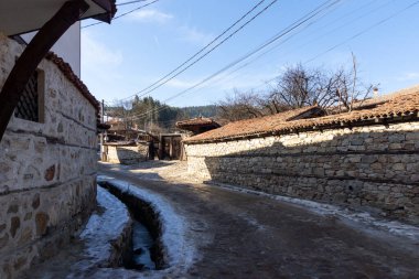 KOPRIVSHTITSA, BULGARIA - 25 Ocak 2020: Bulgaristan 'ın Sofya Bölgesi Koprivshtitsa kentindeki Tipik Sokak ve eski evler