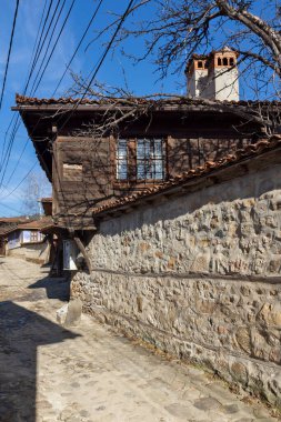 KOPRIVSHTITSA, BULGARIA - 25 Ocak 2020: Bulgaristan 'ın Sofya Bölgesi Koprivshtitsa kentindeki Tipik Sokak ve eski evler