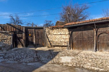 KOPRIVSHTITSA, BULGARIA - 25 Ocak 2020: Bulgaristan 'ın Sofya Bölgesi Koprivshtitsa kentindeki Tipik Sokak ve eski evler