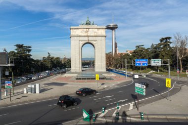 Madrid, İspanya - 23 Ocak 2018: Bellek Arch ve feneri Moncloa şehir Madrid, İspanya
