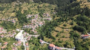Bulgaristan 'ın Smolyan Bölgesi Momchilovtsi köyünün hava manzarası