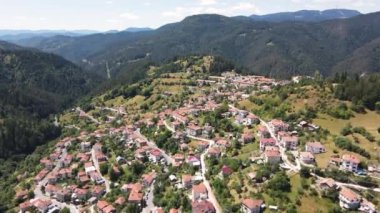 Bulgaristan 'ın Smolyan Bölgesi Momchilovtsi köyünün hava manzarası
