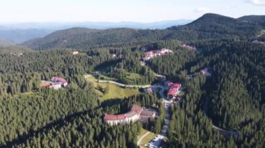 Bulgaristan 'ın Smolyan bölgesinin Pamporovo kentindeki ünlü kayak merkezinin yaz havası manzarası