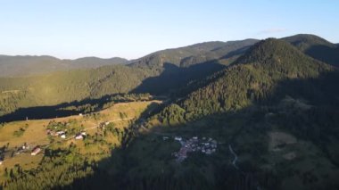 Bulgaristan 'ın Smolyan Bölgesi Gela köyünün hava gün batımı manzarası