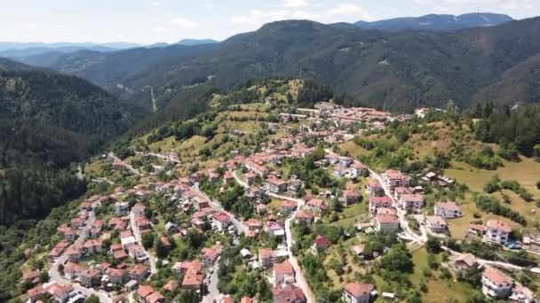 Flygfoto Över Byn Momchilovtsi Smolyan Region Bulgarien — Stockvideo