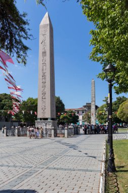 İSTANBUL, TURKEY - 26 Temmuz 2019: İstanbul, Türkiye 'deki Sultanahmet Meydanı' nda Theodosius 'lu Obelisk
