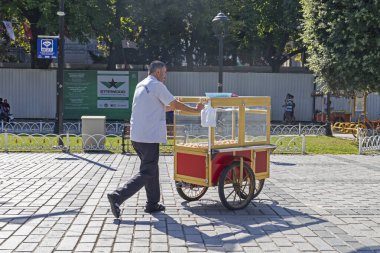 İSTANBUL, TURKEY - 26 Temmuz 2019: İstanbul 'un Laleli ilçesindeki Tipik Bina ve Sokak