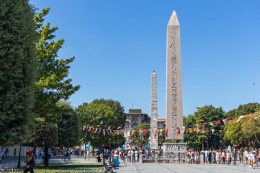 İSTANBUL, TURKEY - 26 Temmuz 2019: İstanbul, Türkiye 'deki Sultanahmet Meydanı' nda Theodosius 'lu Obelisk