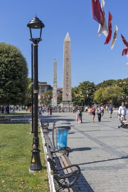 İSTANBUL, TURKEY - 26 Temmuz 2019: İstanbul, Türkiye 'deki Sultanahmet Meydanı' nda Theodosius 'lu Obelisk
