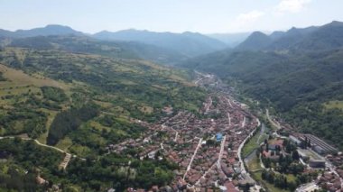 Bulgaristan 'ın Balkan Dağları, Lovech bölgesindeki Teteven kasabasının hava manzarası