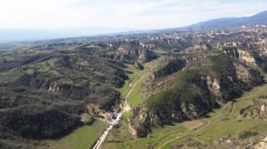 Bulgaristan 'ın Blagoevgrad bölgesindeki Zlatolist, Pirin Dağı köyü yakınlarındaki Melnik kum piramitlerinin hava manzarası