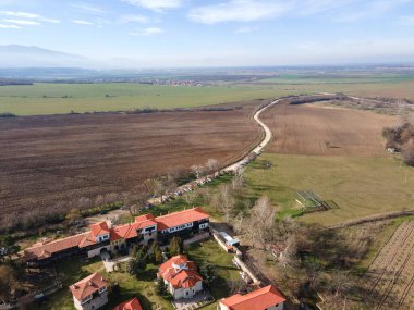 Bulgaristan 'ın Filibe Bölgesi, Saint Nedelya' ya adanmış Ortaçağ Arapovo Manastırı 'nın hava manzarası
