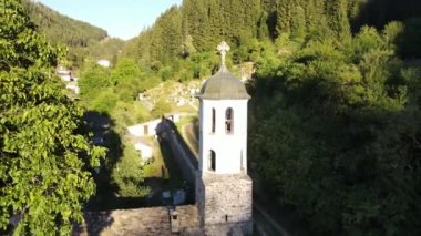 SHIROKA LAKA, BULGARIA - 7 AĞUSTOS 2022: Bulgaristan 'ın Smolyan Bölgesi' nde 19. yüzyıldan kalma evleri olan Shiroka Laka köyünün havadan görünüşü