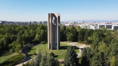 SOFYA, BULGARIA - 26 EPTEMBER 2021: Bulgaristan 'ın başkenti Sofya' da bulunan Kambanite 'de Uluslararası Barış Bayrağı Anıtı (Zname na mira) Uluslararası Çocuk Meclisi (Çanlar) Anıtı