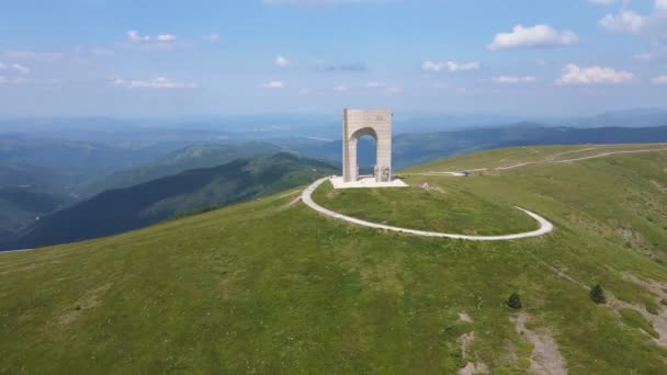 2017年7月17日 位于保加利亚别克勒梅托的巴尔干山脉主要山脊的自由纪念碑拱门 — 图库视频影像