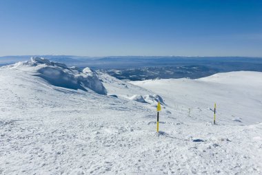 Bulgaristan 'ın Sofya kentinin Cherni Vrah zirvesi yakınlarındaki Vitosha Dağı' nın kış manzarası