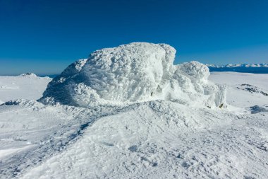 Bulgaristan 'ın Sofya kentinin Cherni Vrah zirvesi yakınlarındaki Vitosha Dağı' nın kış manzarası