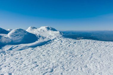 Bulgaristan 'ın Sofya kentinin Cherni Vrah zirvesi yakınlarındaki Vitosha Dağı' nın kış manzarası