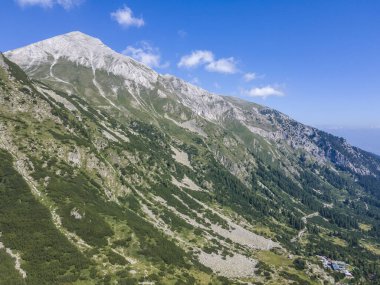 Bulgaristan 'ın Pirin Dağı' ndaki Banderitsa Nehri Vadisi 'nin şaşırtıcı hava manzarası