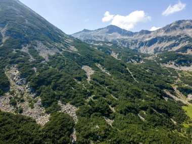 Bulgaristan 'ın Pirin Dağı' ndaki Banderitsa Nehri Vadisi 'nin şaşırtıcı hava manzarası