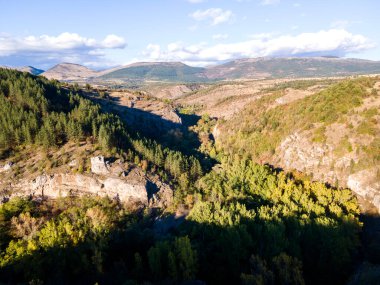 Nishava nehri boğazının havadan sonbahar manzarası, Balkan Dağları, Bulgaristan