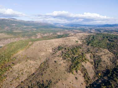 Nishava nehri boğazının havadan sonbahar manzarası, Balkan Dağları, Bulgaristan