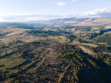 Nishava nehri boğazının havadan sonbahar manzarası, Balkan Dağları, Bulgaristan