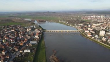 Bulgaristan 'ın Haskovo Bölgesi' nin Svilengrad kentindeki Maritsa nehri üzerindeki 16. yüzyıl Mustafa Paşa Köprüsü 'nün (Eski Köprü) havadan görünüşü